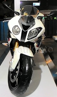 BMW R 1200 R menggendong mesin flat-twin boxer pada R 1200 R baru menghasilkan 125 hp pada 7.750 rpm dan torsi puncak sebesar 125 Nm pada 6.500 rpm.