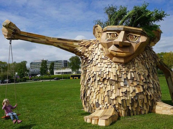 Patung Raksasa Hasil Daur Ulang Dipajang di Taman