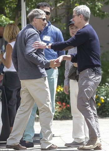 Pendiri Microsoft Bill Gates dan bos Apple Tim Cook bersalaman hangat. (istimewa/epa)