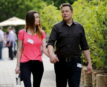 CEO Tesla dan SpaceX Elon Musk hadir bersama mantan istrinya, Talulah Riley. Mereka tampak kembali mesra. (istimewa/epa)