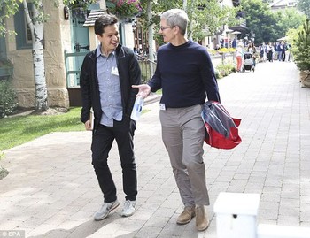 Tim Cook berjalan bersama pendiri Pinterest, Ben Silbermann. (istimewa/epa)