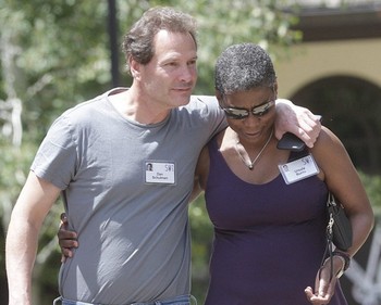 Daniel Schulman, presiden PayPal berjalan bersama CEO Xerox, Ursula Burns. (istimewa/epa)