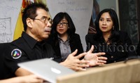 Dirut detikcom Budiono Darsono menjelaskan sejarah singkat berdirinya detikcom kepada ibu Anita dan jajaran Duta Bangsa. Reno Hastukrisnapati Widarto/detikFoto.     