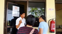 Sejumlah penumpang yang berada di Bandara Blimbingsari, Banyuwangi tak dapat terbang ke kota tujuan mereka. Penumpang melakukan refund dan reschedule tiket ke pihak maskapai. Pool/Putri Akmal/detikFoto.