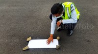 Salah satu metode uji paling sederhana yang dilakukan oleh pihak Bandara Blimbingsari untuk mengecek ketebalan abu vulkanik yang menempel di landasan Bandara Blimbingsari. Pool/Putri Akmal/detikFoto.