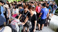 Meski telah diimbau untuk beralih ke transportasi lain, para calon penumpang memilih bertahan di Bandara Ngurah Rai. Sonny Tumbelaka/AFP/detikFoto.