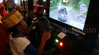 Seorang anak bermain games mobil balap.
