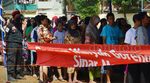 Warga Antre Minyak Murah