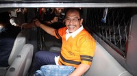 Ilham Arief masuk ke mobil tahanan yang akan membawanya ke Rutan Guntur.