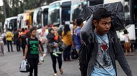 Mereka membawa berbagai barang.
