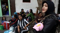 Mereka mudik bersama keluarga, termasuk bayi-bayi mereka.
