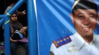 Seorang pemudik menunggu diberangkatkan.