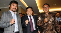 Pacman kemudian berpose dengan akik lumut suliki di jarinya. Novanto dan Fadli tak mau kalah. Mereka lalu bergaya dengan akik di jari masing-masing. Lamhot Aritonang/detikFoto.
