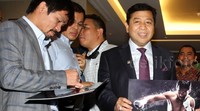 Sebagai balasan, Pacman menyerahkan poster bergambar dirinya dengan tanda tangan. Nama Novanto dan Fadli pun dibubuhkan di poster tersebut. Lamhot Aritonang/detikFoto.