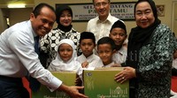 Ketua Umum DPN Peradi Juniver Girsang, Wakil Ketua Umum Harry Pontoh dan Lutfi Hakim, Sekjen Peradi Hasanuddin Nasution memberikan bantuan kepada anak yatim dibawah asuhan Tuty Alawiyah di Pesantren Pesantren Khusus Yatim As-Syafi'iyah.