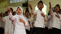 Selain buka puasa dan santunan, acara itu diisi dengan penampilan anak-anak.
