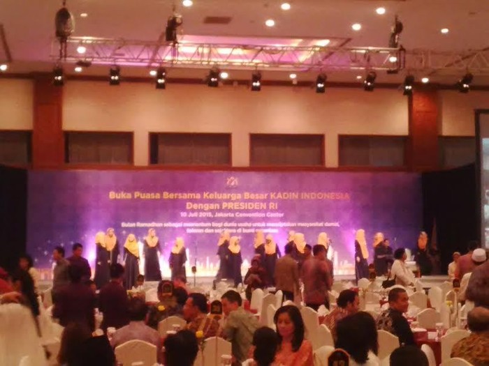 Di Depan Jokowi, Ketum Kadin Minta Pengusaha Tak Lakukan PHK