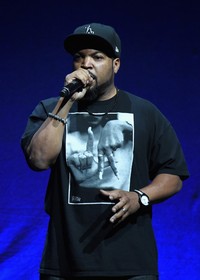 Ice Cube juga merupakan seorang muslim. Rapper yang juga membintangi film-film box office itu mualaf sejak tahun 90-an. Michael Buckner/Getty Images/detikFoto.
