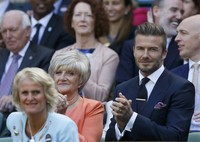 Di luar kesibukannya, David Beckham mengajak sang ibu Sandra untuk menyaksikan pertandingan tenis Wimbledon 2015 pada Kamis (9/7/2015) di London, Inggris. REUTERS/Stefan Wermuth/detikFoto.