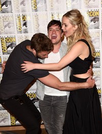 Ini momen kebersamaan Jennifer Lawrence, Liam Hemsworth dan Josh Hutcherson. Jason Merritt/Getty Images/detikFoto.