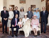 Ini foto terbaru kebersamaan keluarga besar kerajaan Inggris dan keluarga Middleton. Sayangnya, Pangeran Harry tak bisa hadir karena tengah berada di Afrika. REUTERS/Mario Testino/detikFoto.