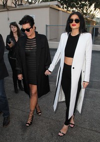 Kris Jenner dan putrinya Kylie Jenner tiba di lokasi acara. David Buchan/Getty Images/detikFoto.