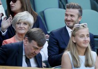 Beckham dan ibunya terlihat sumringah. REUTERS/Stefan Wermuth/detikFoto.