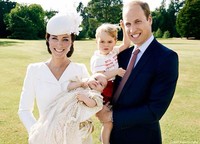 Berlatar belakang halaman Sandringham House, William, Kate, George dan Charlotte berpose untuk foto keluarga. (Twitter)