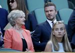 Kedekatan David Beckham dan Sang Ibu di Wimbledon 2015