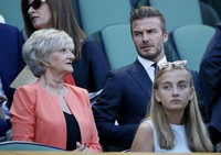 Di pertandingan semi final itu, Beckham dan ibunya menyaksikan pertandingan antara petenis asal Spanyol Garbine Muguruza dengan petenis asal Polandia Agnieszka Radwanska. REUTERS/Stefan Wermuth/detikFoto.