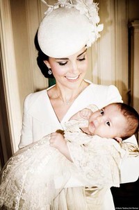 Lucunya Putri Charlotte saat digendong Kate Middleton. (Twitter)