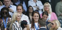 Hadirnya Beckham membuat sejumlah fans mengantre untuk sekedar menyapa. REUTERS/Stefan Wermuth/detikFoto.