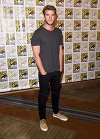 Tak kalah dengan Josh, Liam Hemsworth terlihat gagah dengan penampilannya yang simpel. Jason Merritt/Getty Images/detikFoto.