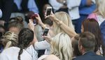Kedekatan David Beckham dan Sang Ibu di Wimbledon 2015