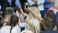 Ayah empat anak itu eksis saat selfie bersama penggemarnya. REUTERS/Stefan Wermuth/detikFoto.