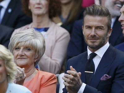 Kedekatan David Beckham dan Sang Ibu di Wimbledon 2015