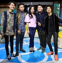 CJR dan Bastian berpose bersama sang host, Feni Rose.