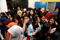 Fans rela berdeseak-desakan demi melihat Iqbaal, Kiki, Aldi, dan Bastian.