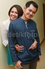 Hai Jomblo, Jangan Iri Lihat Kemesraan Ely Sugigi dan Pacarnya ini Ya