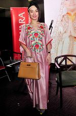 Si Eneng Nggak Seksi... Zaskia 'Gotik' Tampil Berkaftan Pink