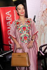 Si Eneng Nggak Seksi... Zaskia 'Gotik' Tampil Berkaftan Pink