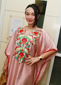 Pedangdut kelahiran 27 April 1990 itu juga melengkapi gayanya dengan hiasan di kepala. Pool/Gus Mun/detikFoto.