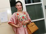 Si Eneng Nggak Seksi... Zaskia 'Gotik' Tampil Berkaftan Pink