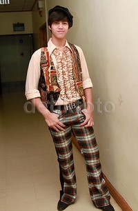 El tampil dengan topi hitam, blus krem dipadu vest bermotif, dan celana cut bray kotak-kotak. Pool/Gus Mun/detikFoto.