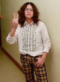 Dul yang tampil dengan gaya rambut gondrong dan belah tengah, menambah kesan retronya dengan memakai kacamata bulat ala John Lennon. Pool/Gus Mun/detikFoto.
