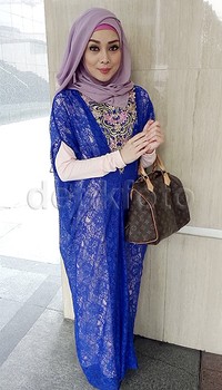 Di kesempatan itu, Terry mengenakan kaftan lace berwarna biru yang dipadu dengan hijab bernuansa pink keunguan.