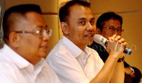 (Ki-ka) Kepala Divisi Hotel PT Adhi Karya (Persero) Triyoni, Direktur Properti PT Adhi Persada Properti Pulung Prahasto, dan Corporate Secretary PT Adhi Persada Properti Bindut Agus Dewanto melihat slide properti apartemen Grand Dhika City Jatiwarna di Jakarta. Pada kesempatan tersebut Direksi APP menjelaskan mengenai penggabungan 2 perusahaan tersebut.