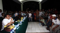     Gobel berdialog dengan para pedagang.