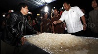 Gobel mampir ke tukang kolang kaling musiman di pasar tersebut. Gobel memborong sekitar 50 kg kolang kaling dari pedagang bernama Bambang Kudori itu.
