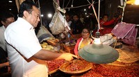 Gobel menemui pedagang bawang merah. Medag mendengarkan keluh kesah para pedagang bawang merah.